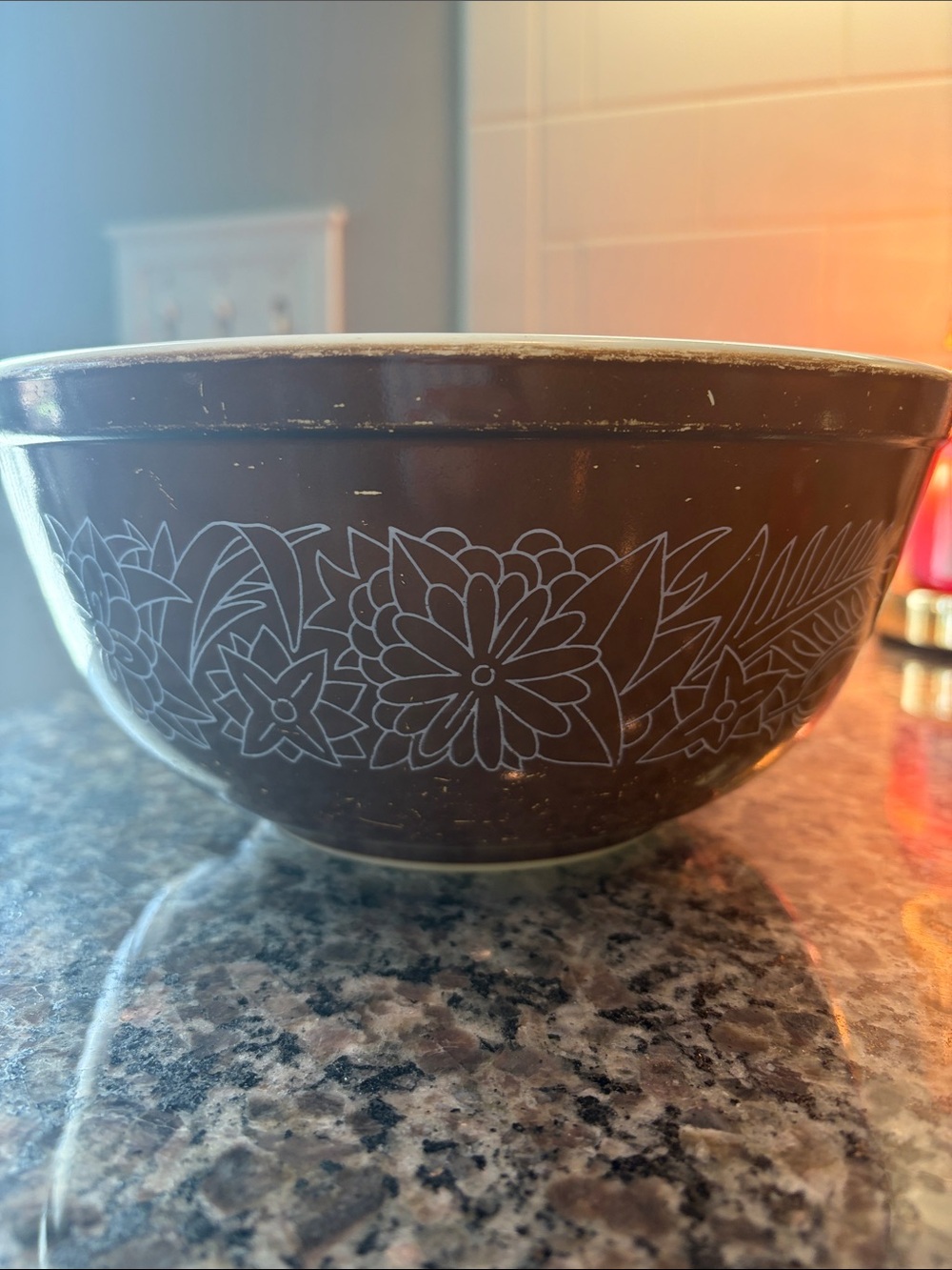Vintage 2.5 qt Pyrex Brown and White Round Mixing Bowl
